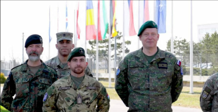 Spojeneckí vojaci NATO z videa Ozbrojených síl SR.