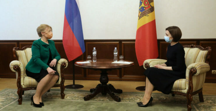 Zuzana Čaputová (vľavo) a moldavská prezidentka Maia Sanduová počas stretnutia 30. marca 2022 v Kišiňove.