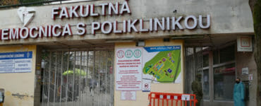 Na ilustračnej snímke vstup do areálu Fakultnej nemocnice s poliklinikou v Žiline.