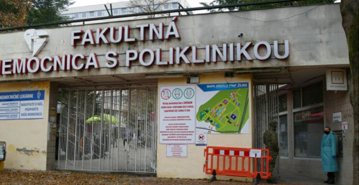 Na ilustračnej snímke vstup do areálu Fakultnej nemocnice s poliklinikou v Žiline.