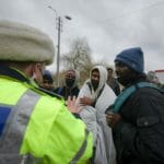Policajt sa zhovára s utečencami v rumunskom meste Siret pri hranici s Ukrajinou v pondelok 28. februára 2022.
