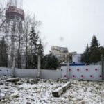 Televízna veža po leteckom útoku počas siedmeho dňa ruskej invázie na Ukrajine v stredu 2. marca 2022.