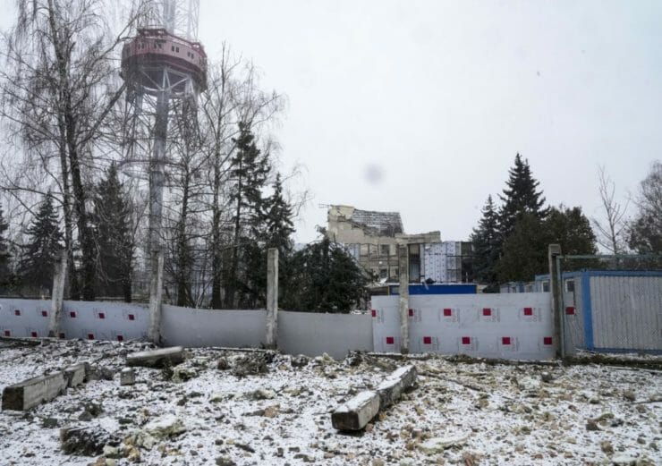 Televízna veža po leteckom útoku počas siedmeho dňa ruskej invázie na Ukrajine v stredu 2. marca 2022.