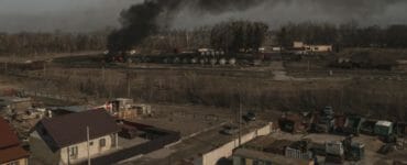 Dym stúpa k oblohe z horiacich kontajnerov počas ostreľovania mesta Vasylkiv, ktoré sa nachádza juhozápadne od Kyjeva na 17. deň ruskej invázie na Ukrajine v sobotu 12. marca 2022.