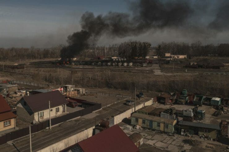Dym stúpa k oblohe z horiacich kontajnerov počas ostreľovania mesta Vasylkiv, ktoré sa nachádza juhozápadne od Kyjeva na 17. deň ruskej invázie na Ukrajine v sobotu 12. marca 2022.