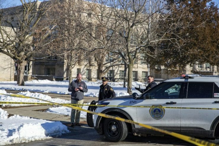 Policajti pred americkou strednou školou, kde postrelili troch tínedžerov, pričom jeden zomrel.