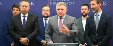 Robert Fico počas tlačovky Smeru pri rečníckom pulte.