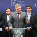 Robert Fico a podpredsedovia Smeru-SD počas tlačovky.