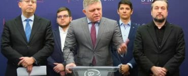 Robert Fico a podpredsedovia Smeru-SD počas tlačovky.