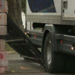 Zadná časť kamióna a za ním prerazená brána ruskej ambasády v írskom Dubline. Zdroj: yt/NewsViews With CH