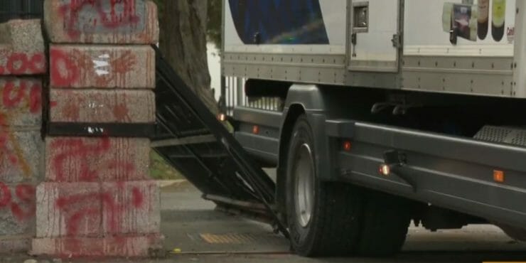 Zadná časť kamióna a za ním prerazená brána ruskej ambasády v írskom Dubline. Zdroj: yt/NewsViews With CH