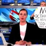Ovsiannikovová takto narušila vysielanie správ s protivojnovým transparentom.