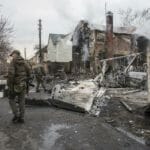 Ukrajinskí vojaci pri vraku zostreleného lietadla v Kyjeve počas druhého dňa ruskej invázie na Ukrajine v piatok 25. februára 2022.