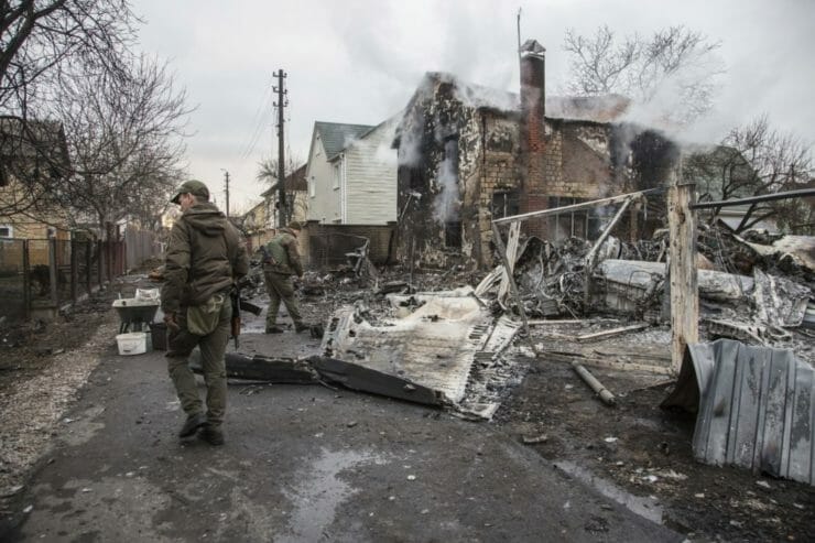 Ukrajinskí vojaci pri vraku zostreleného lietadla v Kyjeve počas druhého dňa ruskej invázie na Ukrajine v piatok 25. februára 2022.