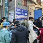 Na ilustračnej snímke ľudia čakajú v rade na covidový test pred nemocnicou v Šanghaji v piatok 11. marca 2022.