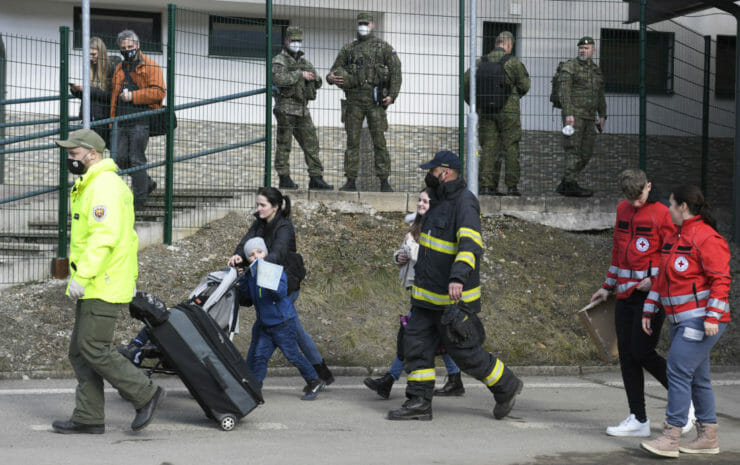 Na ilustračnej snímke vojnoví utečenci z Ukrajiny na hraničnom priechode Ubľa-Malyj Bereznyj.