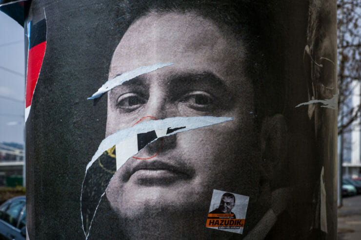 Na archívnej snímke plagát s kandidátom opozičného zoskupenia V jednote za Maďarsko na post premiéra Péterom Márkim-Zayom 3. apríla 2022 v Budapešti.