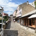 Na ilustračnej snímke ulička v meste Mostar.