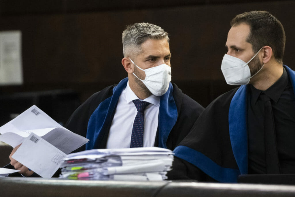 Obhajcovia zľava Tomáš Rosina a Peter Kupka počas odvolacieho procesu v kauze šekov s Marianom Kotlebom. 