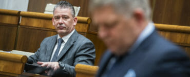 Zľava minister vnútra SR Roman Mikulec (OĽaNO) a poslanec NR SR Robert Fico (SMER-SD).