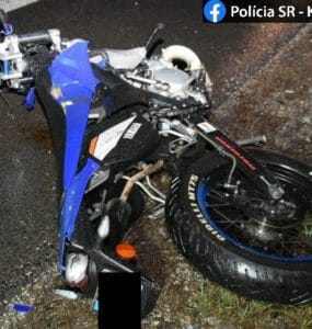 Motocykel po zrážke s kamiónom, kolíziu mladý motorkár neprežil.