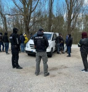 Polícia počas zásahu proti nelegálnym migrantom pri štátnej hranici s Českou republikou.