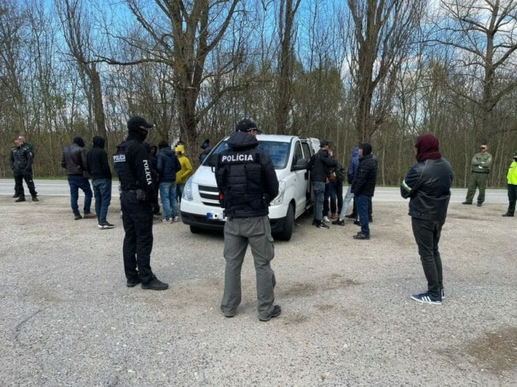 Polícia počas zásahu proti nelegálnym migrantom pri štátnej hranici s Českou republikou.