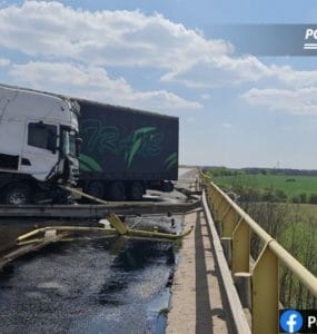 Havarovaný kamión pri Sekuliach na diaľnici D2