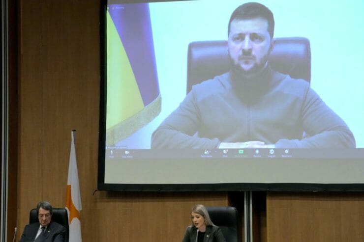 Volodymyr Zelenskyj (na obrazovke) počas virtuálneho prejavu k poslancom v cyperskom parlamente.