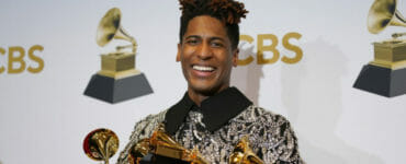 Americký spevák a skladateľ Jon Batiste pózuje s cenami počas 64. ročníka odovzdávania amerických hudobných cien Grammy v Las Vegas v nedeľu 3. apríla 2022.