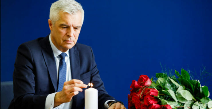 Ivan Korčok zapaľuje sviečku za tých, ktorí padli pri oslobodení Bratislavy.