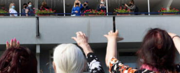 Na ilustračnej snímke uprostred v pozadí prezidentka Zuzana Čaputová počas návštevy Domova sociálnych služieb a zariadenia pre seniorov v bratislavskej mestskej časti Rača vlani v auguste.