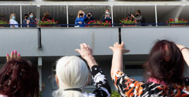 Na ilustračnej snímke uprostred v pozadí prezidentka Zuzana Čaputová počas návštevy Domova sociálnych služieb a zariadenia pre seniorov v bratislavskej mestskej časti Rača vlani v auguste.
