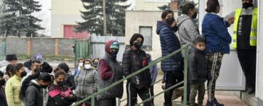 Na ilustračnej snímke občania čakajú v rade na očkovanie proti ochoreniu COVID-19 v rómskej osade v Trebišove 25. novembra 2021.