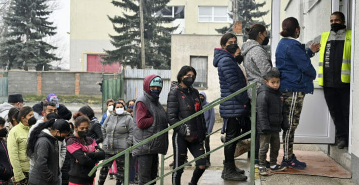 Na ilustračnej snímke občania čakajú v rade na očkovanie proti ochoreniu COVID-19 v rómskej osade v Trebišove 25. novembra 2021.