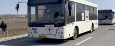 Konvoj autobusov a privátnych áut idúcich z mesta Mariupoľ do Berdanska v regióne Záporožia na východe Ukrajiny 6. apríla 2022 počas evakuácie miestnych obyvateľov.