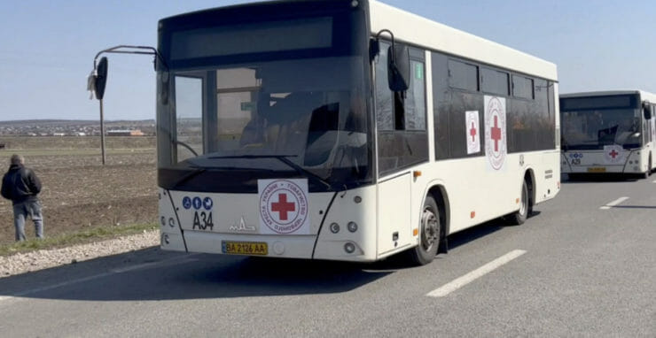 Konvoj autobusov a privátnych áut idúcich z mesta Mariupoľ do Berdanska v regióne Záporožia na východe Ukrajiny 6. apríla 2022 počas evakuácie miestnych obyvateľov.