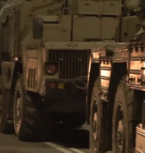 Na snímke presun raketového systému S-300.