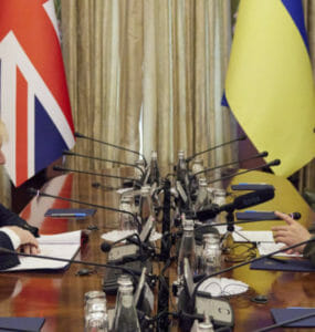 Britský premiér Boris Johnson (vľavo) a ukrajinský prezident Volodymyr Zelenskyj diskutujú počas stretnutia v Kyjeve v sobotu 9. apríla 2022.