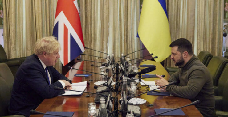 Britský premiér Boris Johnson (vľavo) a ukrajinský prezident Volodymyr Zelenskyj diskutujú počas stretnutia v Kyjeve v sobotu 9. apríla 2022.