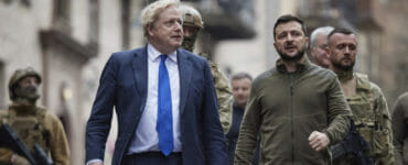 ritský premiér Boris Johnson (druhý zľava) a ukrajinský prezident Volodymyr Zelenskyj kráčajú počas stretnutia centrom Kyjeva v sobotu 9. apríla 2022.