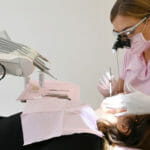 Na ilustračnej snímke zubná lekárka vykonáva zubársky zákrok pacientke.