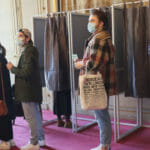 Voliči čakajú vo volebnej miestnosti v meste Bordeaux počas 1. kola prezidentských volieb vo Francúzsku v nedeľu 10. apríla 2022.