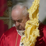 Pápež František celebruje omšu na Kvetnú nedeľu vo Vatikáne 10. apríla 2022.