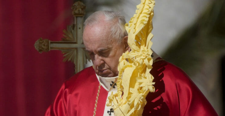 Pápež František celebruje omšu na Kvetnú nedeľu vo Vatikáne 10. apríla 2022.