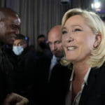 Prezidentská kandidátka Marine Le Penová sa rozpráva so svojimi podporovateľmi.
