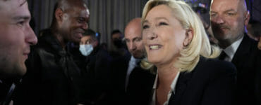 Prezidentská kandidátka Marine Le Penová sa rozpráva so svojimi podporovateľmi.