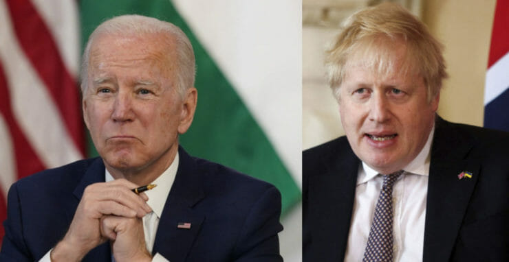 Na kombosnímke zľava Joe Biden a Boris Johnson.