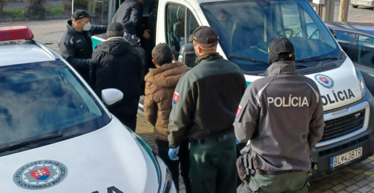 Piatich nelegálnych migrantov zo Sýrie objavila polícia počas utorňajšej (22. 2.) kontroly v Štúrove.