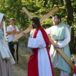 Krížová cesta s amatérskymi divadelníkmi v historických krojoch počas otvorenia kalvárie, ktoré sa uskutočnilo pri príležitosti sviatku Sedembolestnej Panny Márie 15. septembra 2020 v Krásne nad Kysucou.
